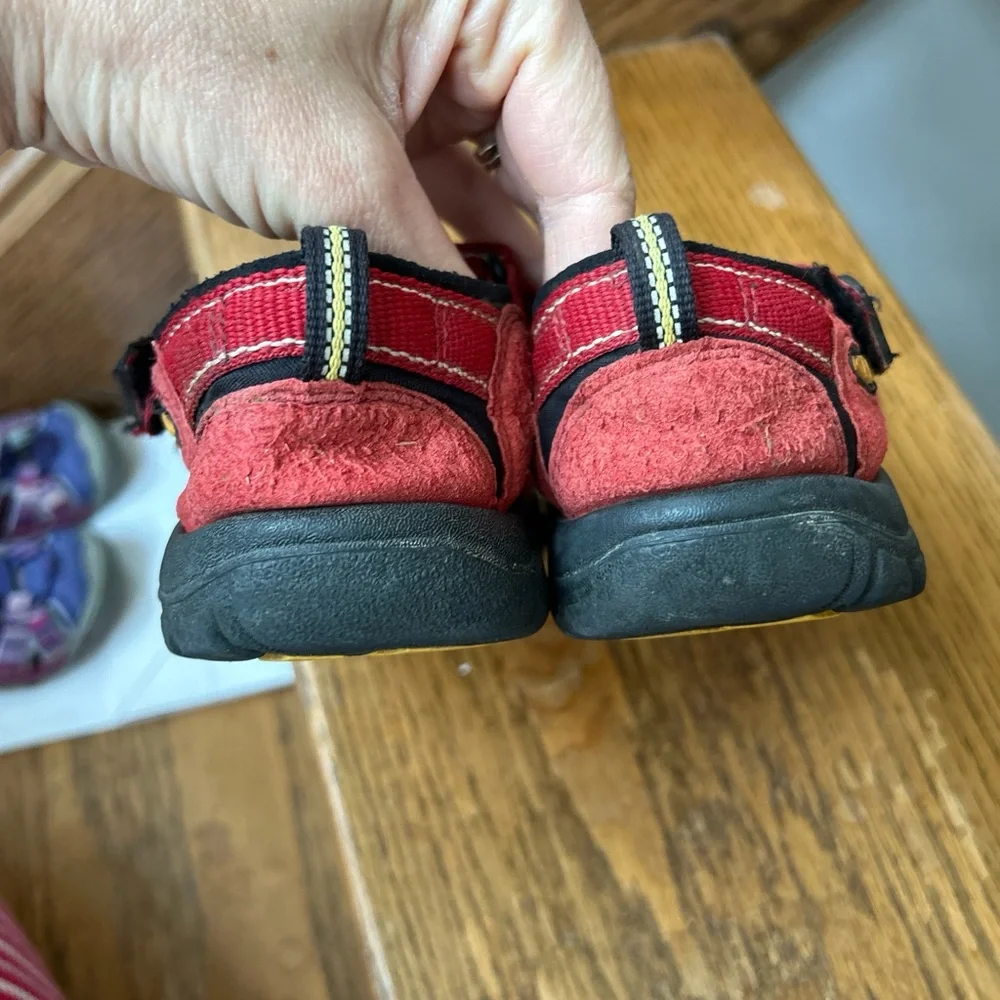 Keen kids red hiking sandals closed toe summer camp amphibious water shoes